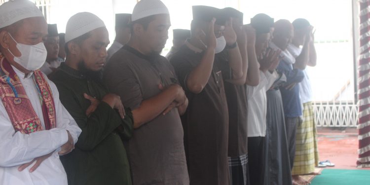 RATUSAN WBP LAPAS KELAS IIA SAMARINDA IKUTI SHOLAT IDUL ADHA, KHOTIB : “TELADANI AKHLAK NABI IBRAHIM DAN NABI ISMAIL”