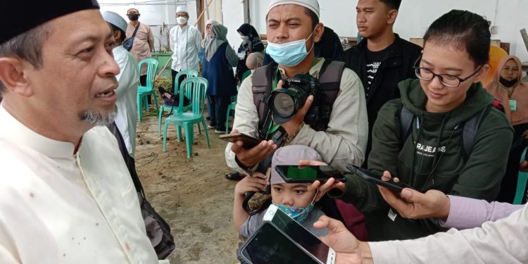 Hadi Mulyadi Potong Sapi Pemberian Presiden Jokowi