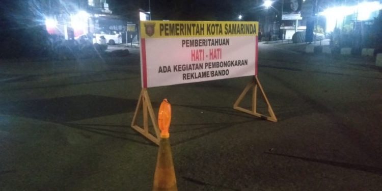 Jalan Remaja Diblokir Sementara, PUPR Samarinda Bongkar Papan Reklame