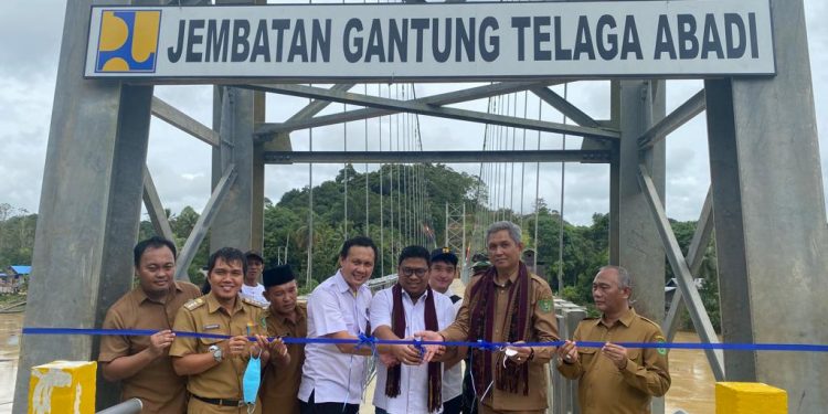 Puluhan Tahun Tak Memiliki Akses Penyeberangan, DPR RI Irwan Fecho Bangun Jembatan Gantung Terpanjang