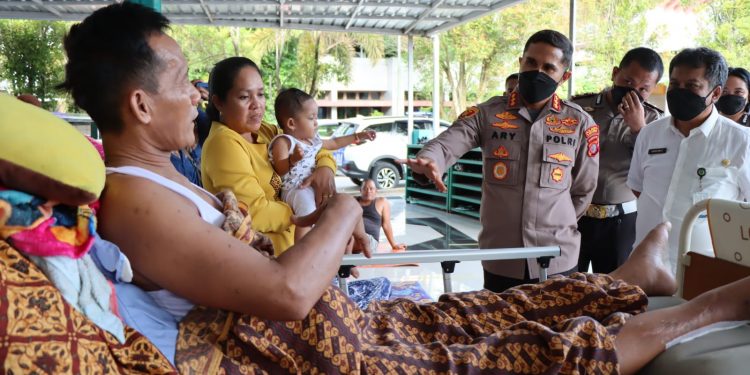 Sejumlah Pasien RSUD AWS Dirawat di Teras Masjid , Polresta Samarinda Berkunjung dan Berikan Semangat
