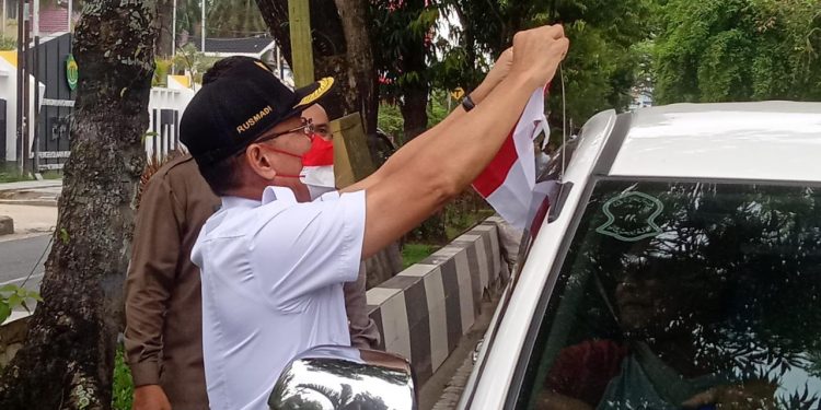 Wakil Wali Kota Samarinda Berbagi Bendera Merah Putih Ke Jalanan Dalam Rangka HUT Indonesia Ke-77