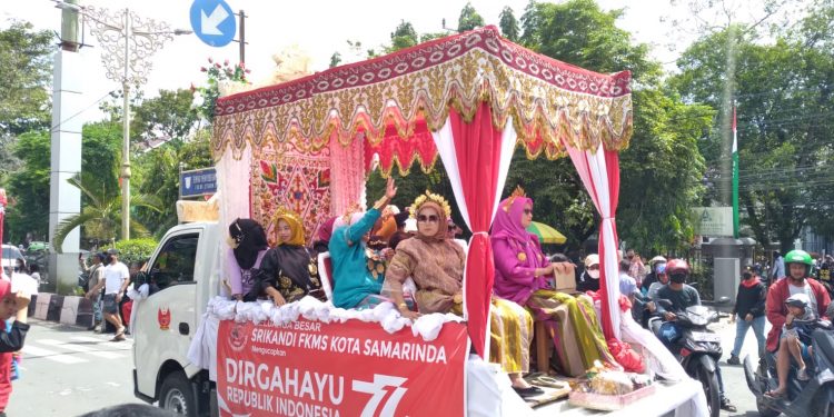 Antusias Masyarakat Memadati Rute Pawai Pembangunan