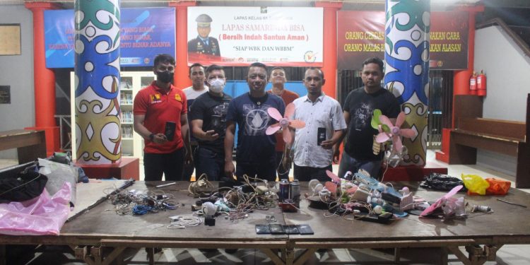 BERANTAS BARANG LARANGAN, PETUGAS LAPAS KELAS IIA SAMARINDA RAZIA DAN GELEDAH KAMAR HUNIAN WBP